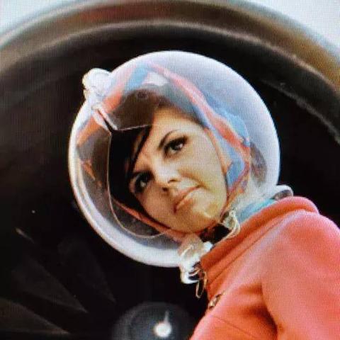 马来西亚航空空姐紧身舞引热议，神秘新潮流引爆飞行娱乐界