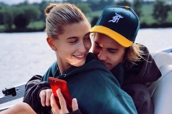 比伯海莉旧照热搜揭秘：网友热议，婚讯背后有何玄机？