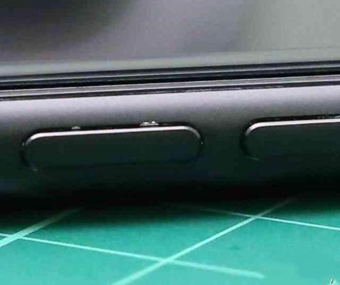 iPhone 17贴膜悲剧：边框划痕惊现，果粉心碎改选新膜法