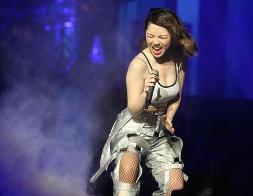 邓紫棋成LOL S15主题曲热门人选，中国版霉霉魅力引期待