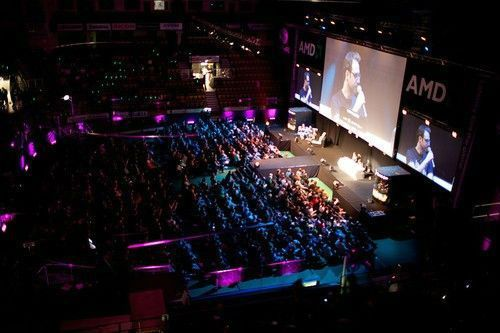 LOLS15主题曲引爆贴吧！邓紫棋唱响电竞新篇章，热议不断！