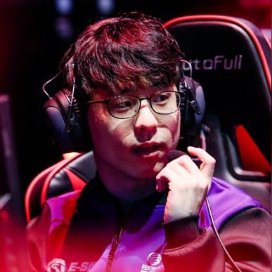 电竞女神Faker观战LPL总决赛，独家合影曝光！