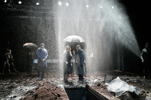 暴雨独角戏：一人舞台，观众如云，沉浸式体验！