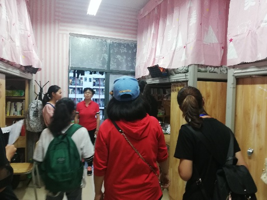 贵州大学宿舍查寝新规：辅导猿守护动物宿舍安全