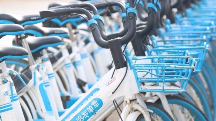 哈啰单车前轮抱死惊魂！骨折事件引关注，客服回应解析