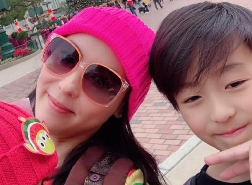 张柏芝15岁二子谢振南自拍曝光，酷炫插兜造型引热议