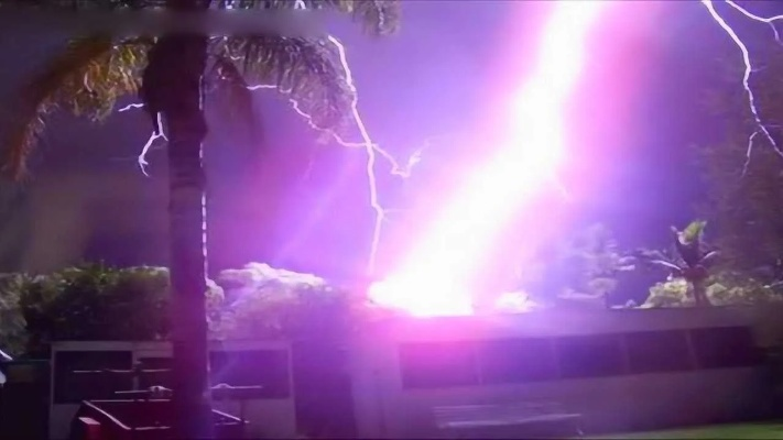 新加坡奇观！紫光闪耀球状闪电街头狂跳，揭秘神秘现象