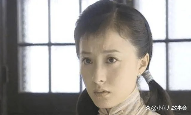 揭秘《可云》50岁演员真实近况：素颜短发造型引热议