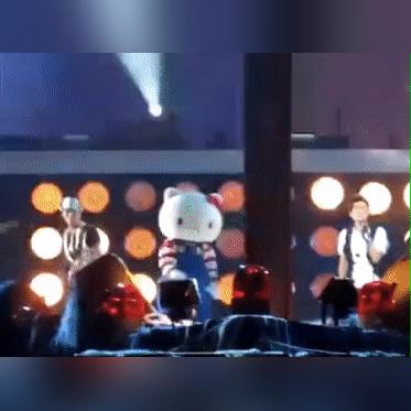 周杰伦演唱会感人瞬间：男子骗歌引泪洒现场，女孩心碎离场