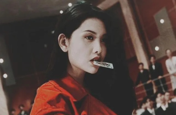 邱淑贞惊艳亮相，丸子头造型引热议，57岁宛如37岁女神！