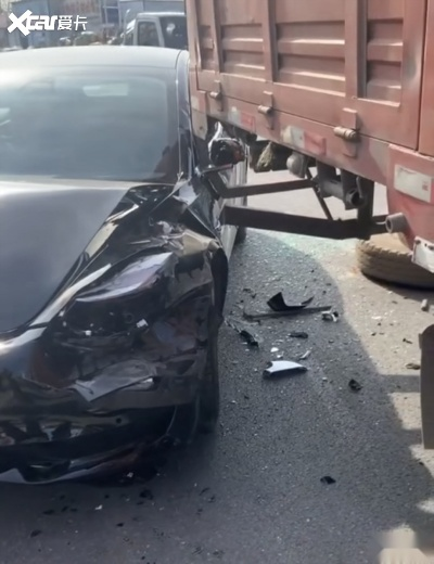 辅助驾驶失灵惊魂！车辆失控险撞车，司机竟无动于衷！