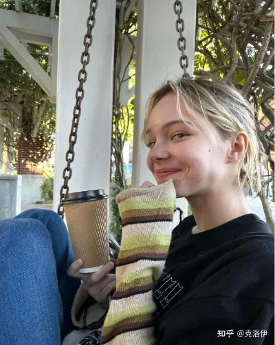 《小狼女艾玛·迈尔斯》萌态写真曝光，毛茸茸魅力无限