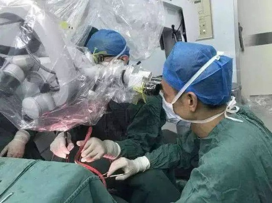 男子误服150毫升“化骨水”奇迹生还，揭秘医生逆天救术！