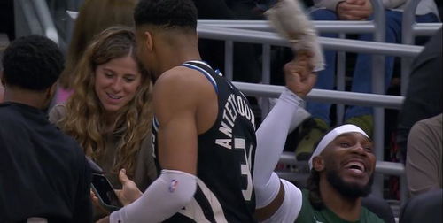 UFC总部惊现惊人一幕！脱衣舞女变女选手，甲亢哥三度被放倒！