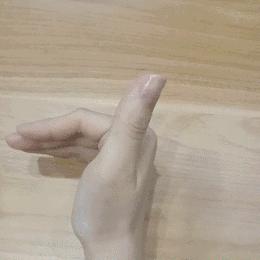 四指生活揭秘：天生无拇指男子如何巧妙适应日常挑战