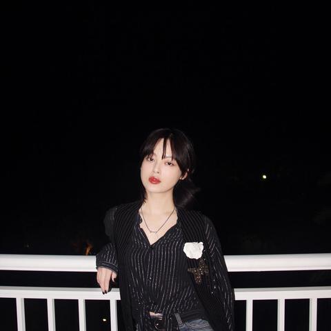 辛芷蕾封面秀马甲线，金色穿搭引领时尚潮流