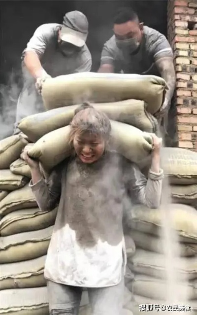 头顶水泥袋挑战赢手机，10秒倒地悲剧，揭秘4天离世真相