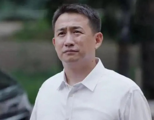 黄磊健康危机揭秘：55岁老戏骨夜用呼吸机，餐前神秘药物引关注