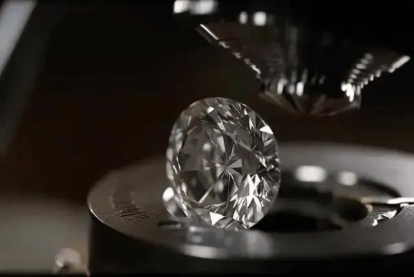 河南培育钻石震撼全球：156.47克拉新纪录，引领钻石革命！