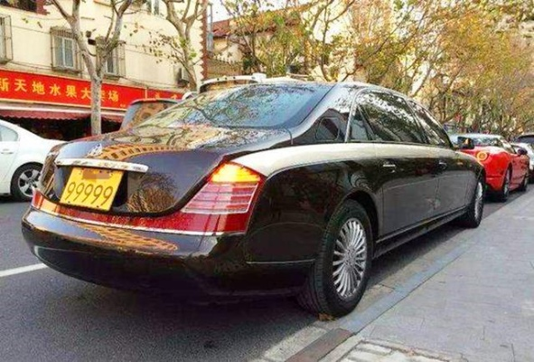 违规五次未过科目一，豪车迈巴赫无证驾驶，重罚拘留揭秘！