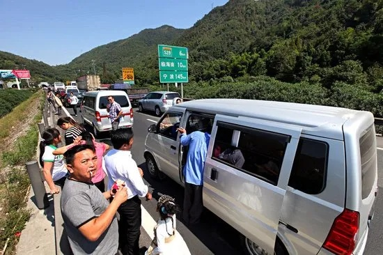 国庆高速拥堵揭秘：实时监控摄像头探秘行车真相