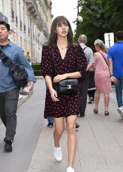 巴黎时装周惊艳亮相！LISA长腿高跟美照，笑颜如花引关注