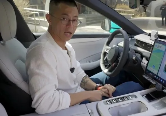 智驾系统实测：陈震亲证驾驶不如它靠谱