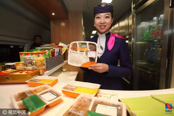 高铁外卖特色美食速递，李若彤点赞座位享美味