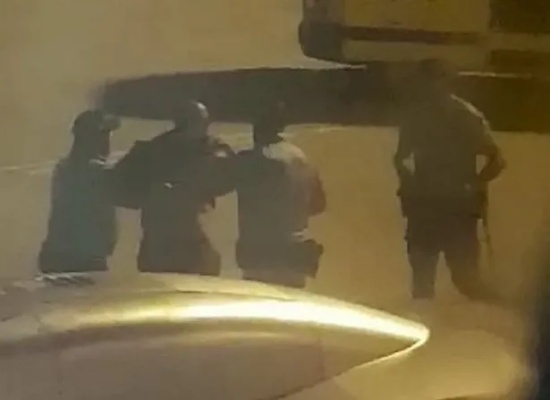 空中惊魂！醉酒男子挑战舱门禁令，警方紧急行动抓捕现场揭秘