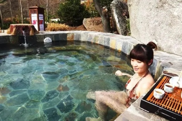 《羊蹄山之魂》女主泡温泉公平体验，揭秘无差别待遇新亮点