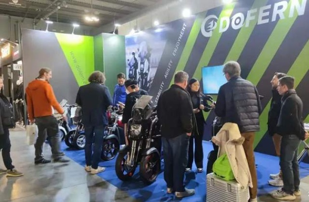 法国神速电动三轮车，120km/h高速畅行，驾驭新体验