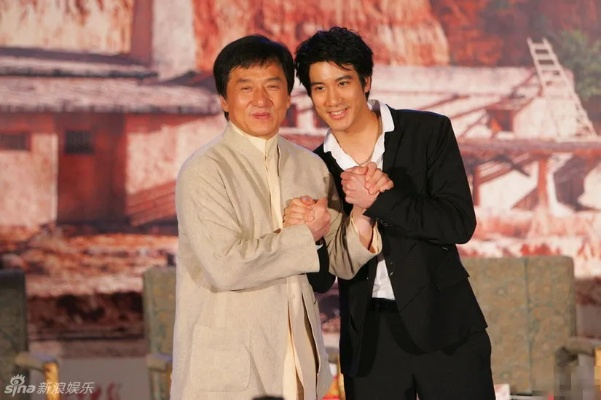 《成龙王力宏亲密互动》网友热议：经典桥段再现，互动升级！