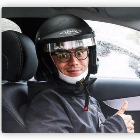 陈震首谈劳斯莱斯事故：网友早安问候，揭秘背后故事