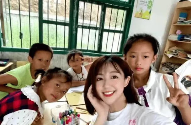 山村支教魅力揭秘：女主播为何纷纷投身其中？
