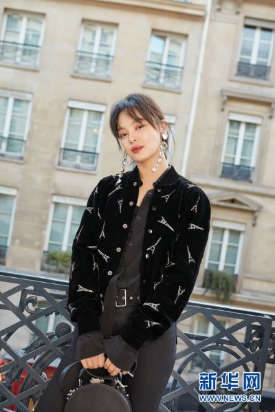 巴黎街头明星同框，15岁少女粉裙惊艳，气场不输影后辛芷蕾！