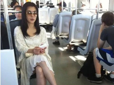 湖北公交女神惊艳亮相！绝美笑容引网友热议：黄蓉化身公交司机！