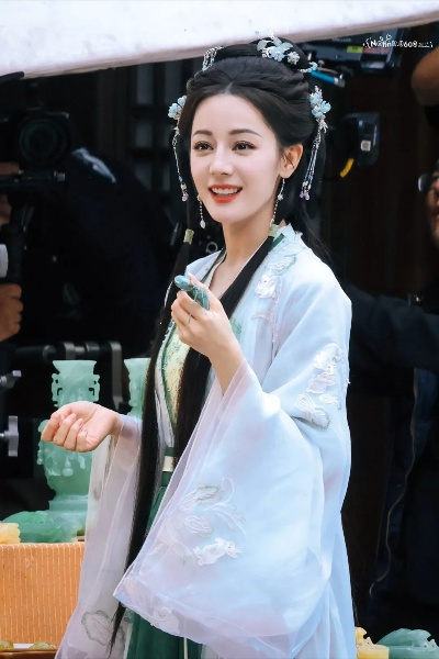 迪丽热巴中秋嫦娥惊艳亮相，河南卫视中秋之夜领舞成焦点