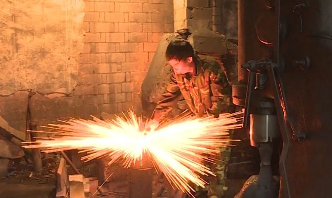 剑指天下传奇铁匠，铸就辉煌新篇章