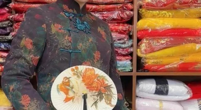 外国游客寿衣店试衣引误会，店家巧妙化解后售出四顶帽子