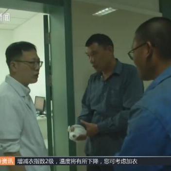 男子直播挖蛇意外被咬，医院拒用高价血清，揭秘生存危机！