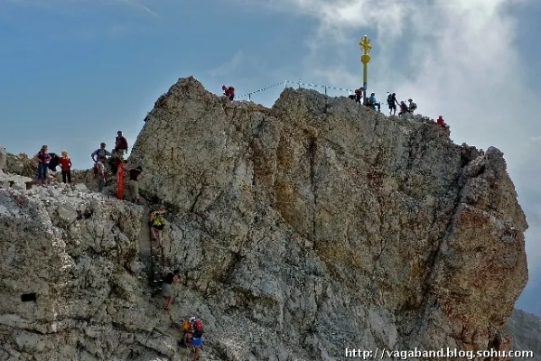 羊蹄山魂俯瞰田野，探寻亡者之柱神秘登顶之道