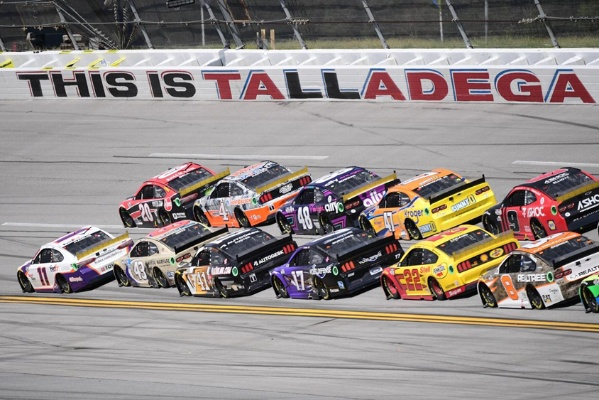 《NASCAR 25》深度竞技，独享高品质单人赛车盛宴