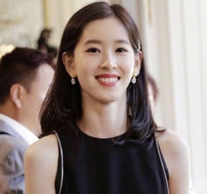 刘强东章泽天韩国同框亮相，严肃表情引关注，揭秘神秘价值瞬间