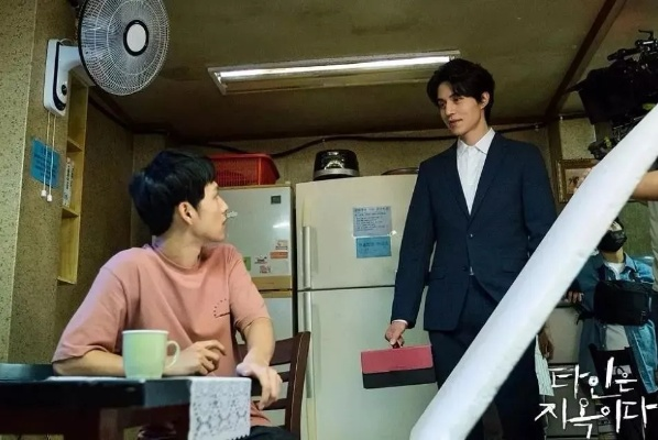 《地狱即我们》版本差异揭秘：深度解析各版特色价值