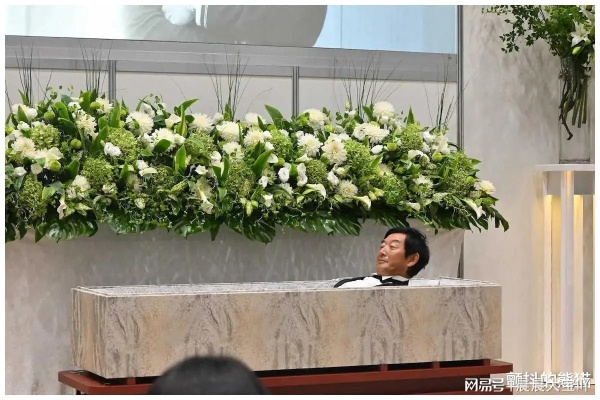 偶像泪洒送别，日本宅神葬礼极致致敬新潮流