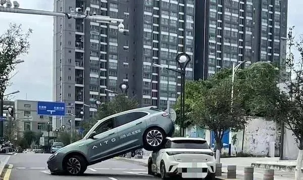 问界M9车主惊险避祸：小艺紧急提醒，油门误踩险酿大祸