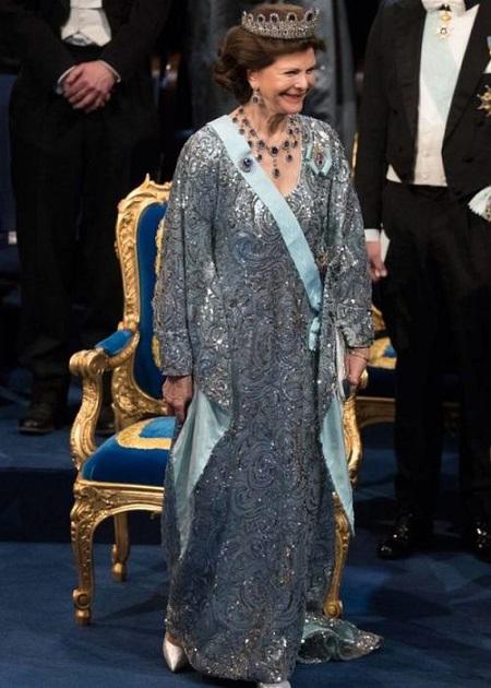 斯嘉丽约翰逊大方送女神秘礼物：路易十六王后礼服惊艳亮相