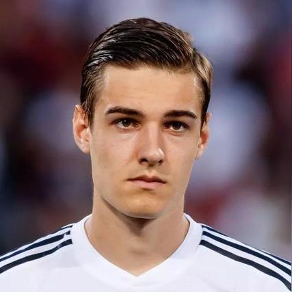 《闪电十一人》预购攻略：揭秘奖励与版本差异，解锁胜利之路新价值