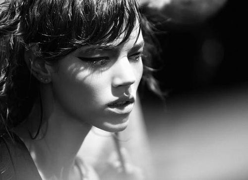 《剑星》体模申才恩慵懒居家照，解锁明星私享舒适时光