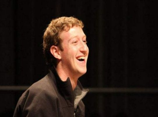 亿万富翁扎克伯格被碧梨催捐，尴尬改写公益新篇章